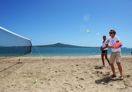 Sportief spel op het strand..
