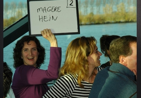 Presenteert een leuke spelshow...