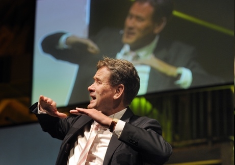Schrijft boeken en geeft presentaties...